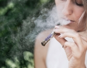 Una dona fuma un cigarret de marihuana. Font: Unsplash