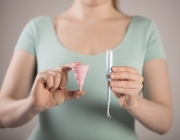 Un 95% de les persones que menstruen d'entre 15 i 30 anys reclamen que els productes d'higiene menstrual siguin gratuïts. Font: Llicència CC Pixabay