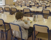 Nen menjant en un menjador escolar. Font: web elpais.com Font: 