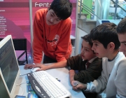 Uns nens fan servir l'ordinador Font: orfeo17 a Flickr