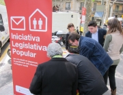 Imatge de la recollida de signatures. Font: web Taula Tercer Sector Font: 
