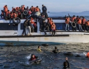 Refugians sirians arribant a les costes gregues. Autor desconegut. Fotografia obtinguda de la pàgina Open MIgratrion. Font: 