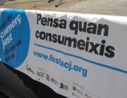 Pancarta de la Festa del Comerç Just: "Pensa quan consumeixis" Font: 