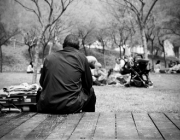 Persona asseguda al carrer. Font: quieroentenderelmundo.com Font: 