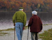Dues persones grans passejant. Font: Psicologia, coaching i formació