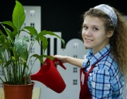 Noia regant una planta. Font: Pexels - Anastasiya Gepp