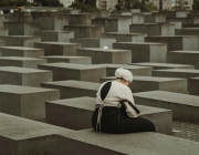 Noia en un cementiri. Font: Pexels - Ann Buht