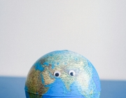 Globus terraqüi amb ulls. Font: Pexels - Anna Shvets
