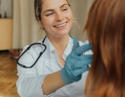 Doctora revisant a una pacient. Font: Pexels - Antoni Shkraba