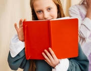 Nena amb una llibreta. Font: Pexels - <0>Antoni Shkraba<0>