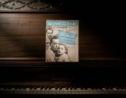 Llibret sobre un piano. Font: Pexels - Brett Sayles