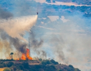 Incendi forestal i helicòpter ajudant. font: Pexels - chris clark
