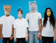 Un grup de joves amb elements que els tapen el rostre per il·lustrar l'aïllament social. Font: Cottonbro (Pexels)