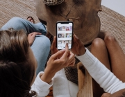 Dues persones ensenyant-se fotografies amb el mòbil Font: Cottonbro (Pexels)