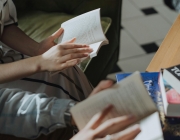 Persones llegint un llibre. Font: Pexels - Cottombro Studio