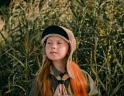 Nena fent una foto amb foulard. Font: Pexels - cottonbro studio