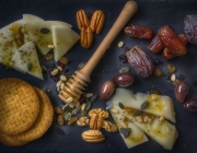 Fruits secs, mel i formatge. Font: Pexels - Dana Tentis 