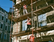 Treballadors de la construcció muntant una bastida. Font: Pexels - Darya Sannikova