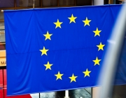 Bandera de la Comissió Europea dins d'un edifici. Font: Pexels - Dušan Cvetanović
