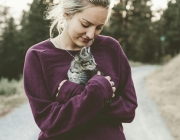 Noia abraçant un gat. Font: Pexels - Japheth Mast