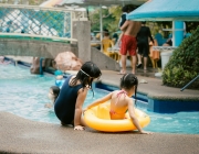 Infants entrant en una piscina. Font: Pexels - Kenneth Surillo