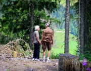 Gent gran caminant per un bosc. Font: Pexels - Magda Ehlers