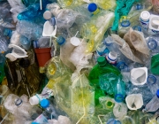 Cada any arriben tones de plàstics als oceans. Font: CC