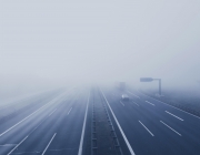 Autopista amb boira. Font: Pexels - Markus Spiske