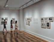 Persones visitant una exposició de fotografies. Font: Pexels - Matheus Viana
