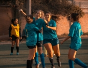 Equip femení jugant a futbol. Font: Pexels - Mica Asato