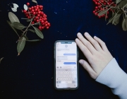 Mòbil amb missatges de text i una mà que l'agafa. Font: Pexels - RDNE Stock project