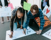 Gent jove escrivint una pancarta. Font: Pexels - RDNE Stock project