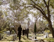 Un grup de persones en un cementiri. Font: RODNAE Productions (Pexels)