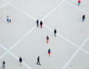 Gent caminant en una plaça. Font: Pexels - Ryutaro Tsukata