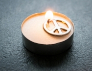 Espelma amb símbol de la pau. Font: Pexels - Steve Johnson
