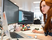 Una dona programant amb diversos ordinadors. Font: ThisIsEngineering (Pexels)