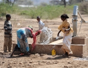Font d'aigua amb nens etíops Font: 