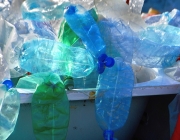 Residus d'ampolles de plàstic. Font: VIVIANE MONCONDUIT (Pixabay)