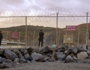 Policia Nacional custodiant el pas fronterer del Tarajal, a Ceuta  Font: Fotomovimiento