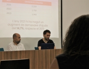 El director de l’Àrea de Gestió i Comunicació, Jordi Feu, i el psicòleg i terapeuta de l’entitat, Joan Mercader, en la presentacíó del balanç del 2021 de Projecte Home. Font: Projecte Home
