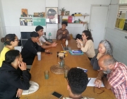 L'Anas, en Zouhair, en Mustapha, en Kamal, la Chaimae, l'Ayoub, la Júlia, la Lídia i l'Armand en una reunió de Prollema Font: Instagram @prollema