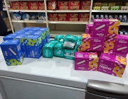 Alguns dels productes recollits pel Rebost Solidari de Gràcia en la campanya contra la pobresa menstrual de l'any passat. Font: Gràcia Participa