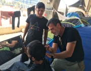 Saul Sancho tallant els cabells a un refugiat. Font: Saul Sancho Font: 