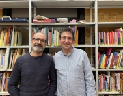 A l'esquerra, David Paricio, coordinador de l'entitat SIDA STUDI, i a la dreta, Víctor León, bibliotecari de l'entitat. Font: Colectic. Font: Colectic