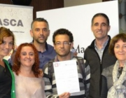 Membres de la cooperativa Tapurna ensenyant el premi que van rebre al 2014 Font: 