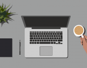 Il·lustració d'una persona teletreballant amb un cafè i un ordinador portàtil. Font: Borja Blanco Cinza (Pixabay)