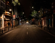 Els carrers de tot Catalunya s'han buidat durant el primer dia de toc de queda nocturn. Font: Pxfuel