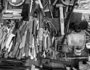 Claus, ganivets, martells i eines en general, amuntegades. Font: Pexels (Pixabay)