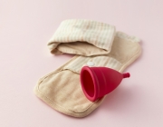Han distribuït distintius a uns setanta lavabos d’equipaments públics amics de la menstruació sostenible. Font: Freepik.