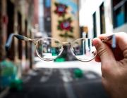 Una persona subjecta unes ulleres al mig del carrer. Font: Unsplash